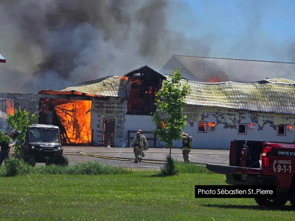 DERNIÈRE HEURE Incendie majeur dans un bâtiment de ferme à St-Apollinaire 