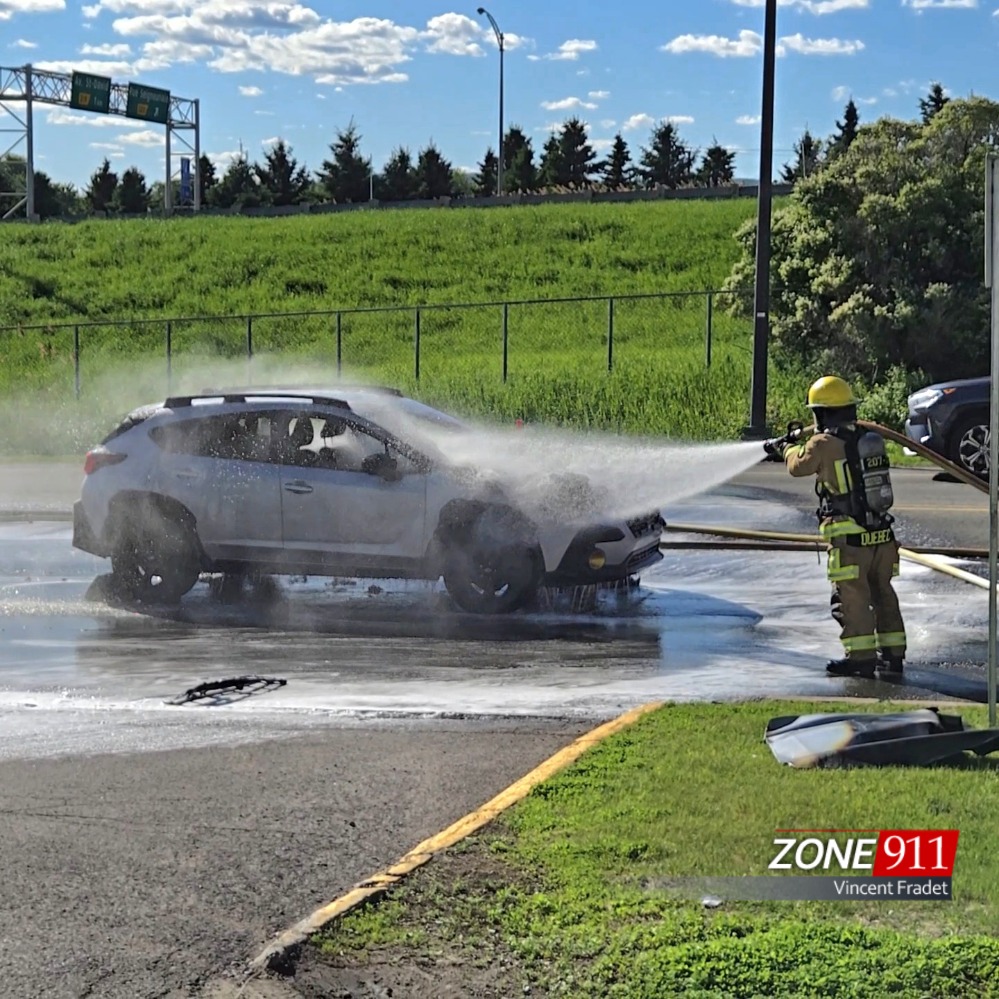 Un véhicule Subaru en feu à Beauport 