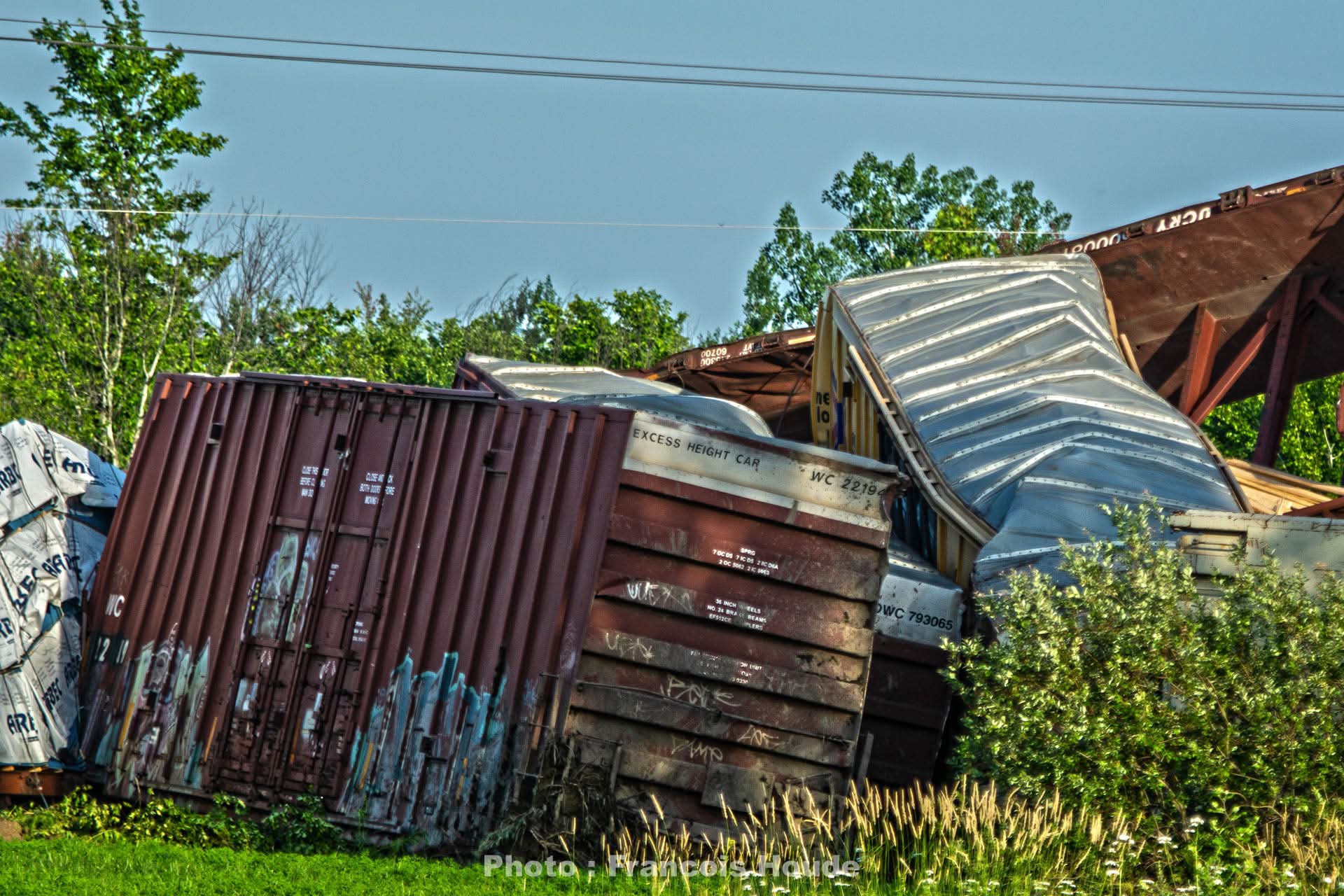 Plus d'une vingtaine de wagons de train déraillent dans un quartier résidentiel à Repentigny