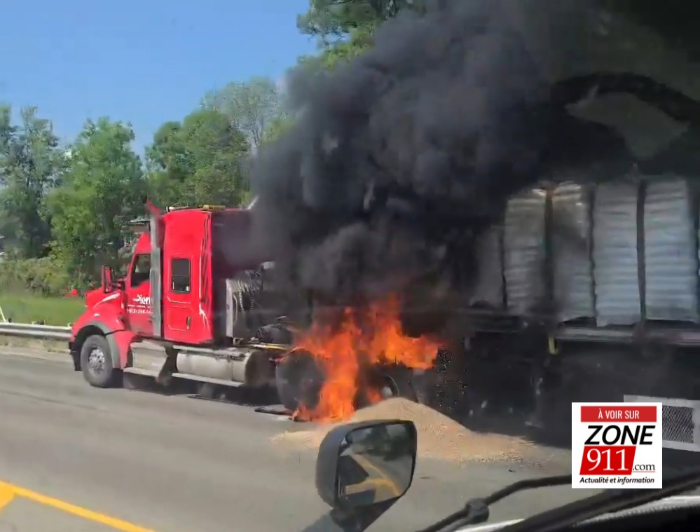 Un camion semi-remorque ravagé par un incendie à Saint-Anne-de-Beaupré