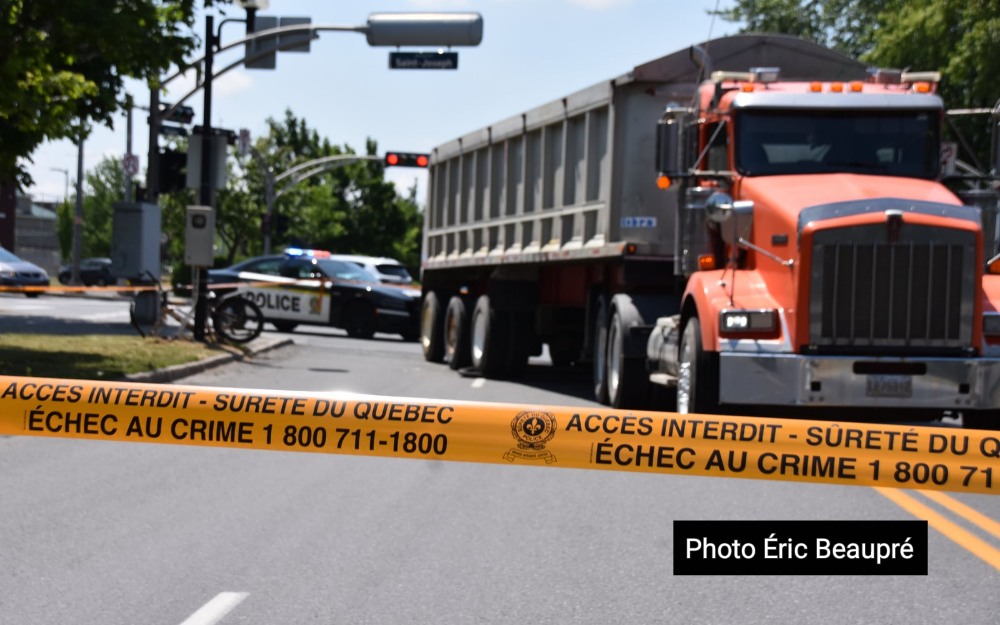 Accident un cycliste percuté par un camion lourd à Drummondville 